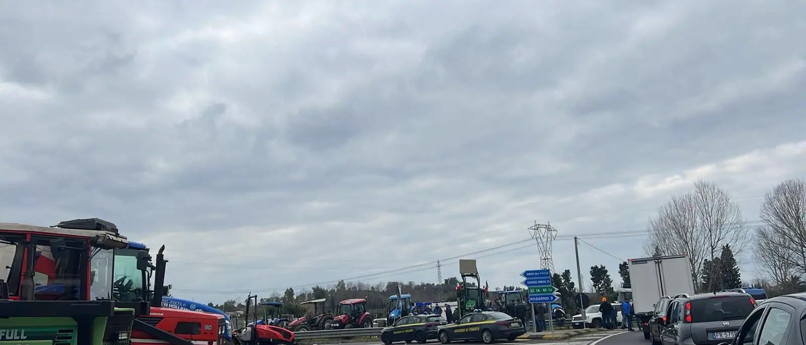 La protesta degli agricoltori continua, trattori rallentano il traffico sulla Piana