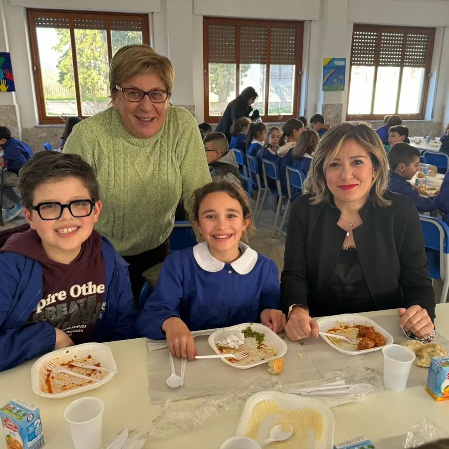 Siderno, il sindaco Fragomeni a mensa con i bambini dell'Ic Michele Bello