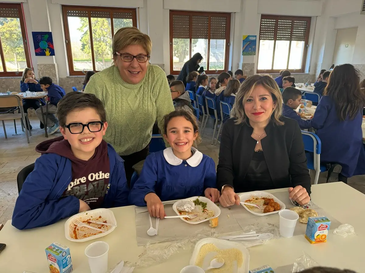 Siderno, il sindaco Fragomeni a mensa con i bambini dell'Ic Michele Bello