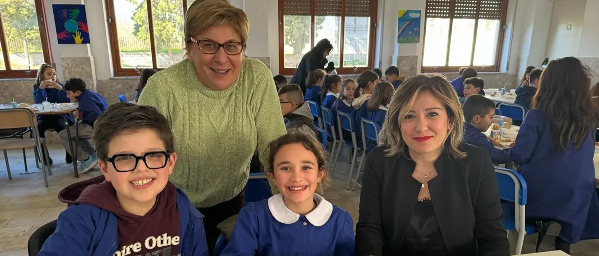 Siderno, il sindaco Fragomeni a mensa con i bambini dell'Ic Michele Bello
