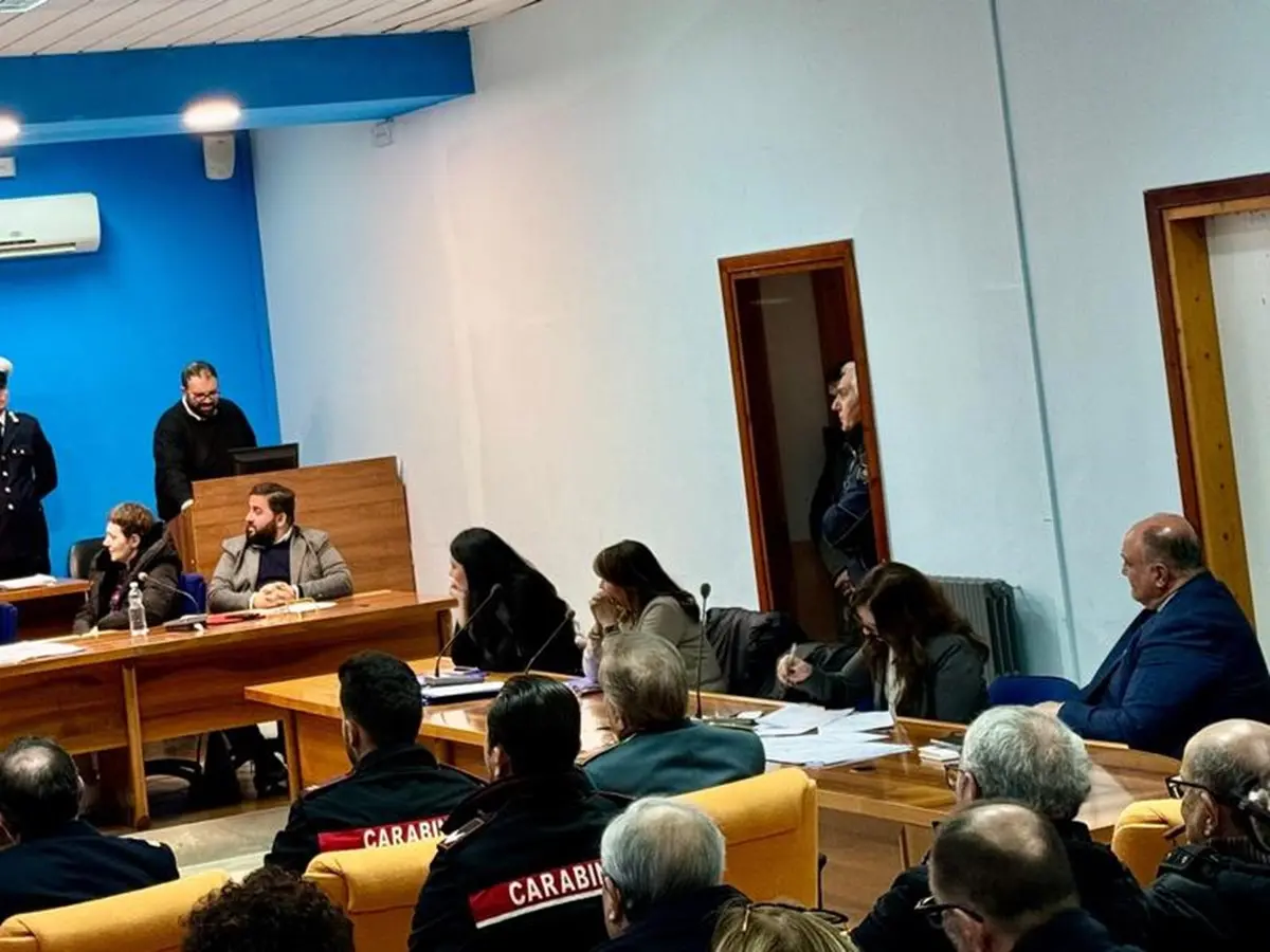 Auto polizia locale in fiamme a Bagnara, l'assessore Calabrese: «Reagite, la Regione Calabria pronta a sostenervi»