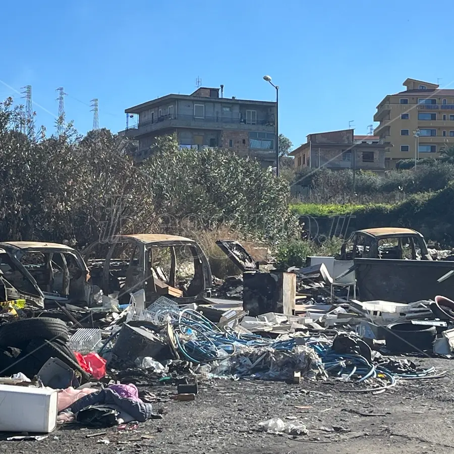 Reggio, carcasse di auto e rifiuti combusti flagellano ancora Arghillà nord - FOTO