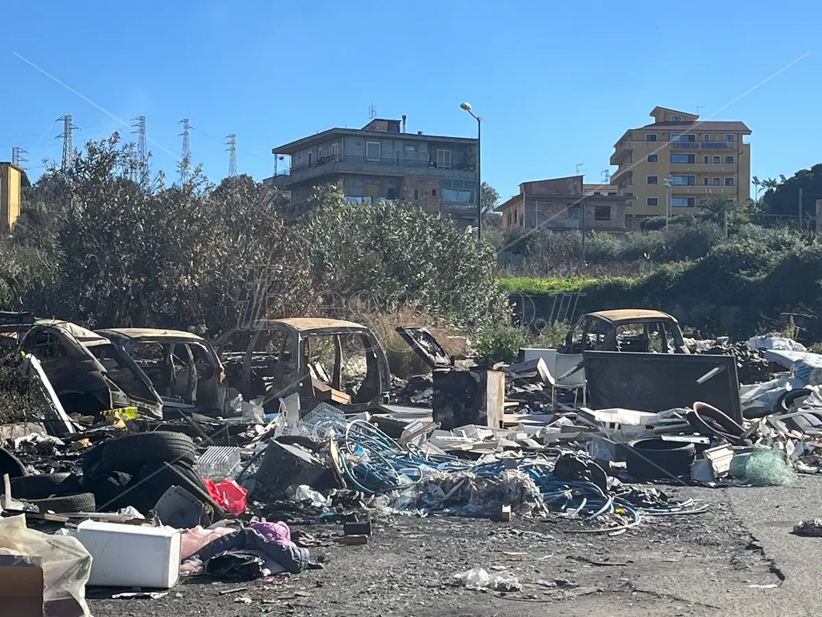 Reggio, carcasse di auto e rifiuti combusti flagellano ancora Arghillà nord - FOTO