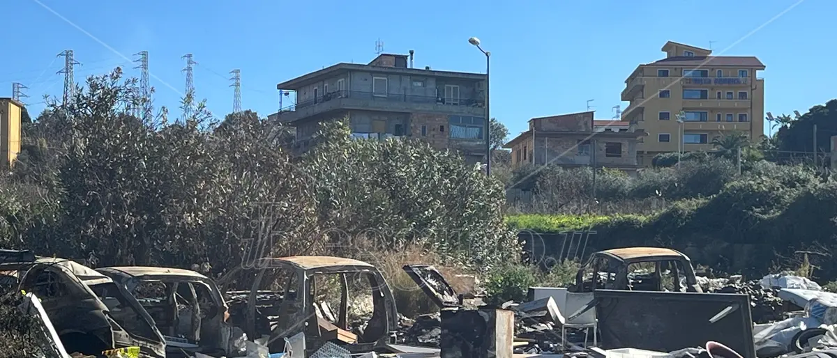 Reggio, carcasse di auto e rifiuti combusti flagellano ancora Arghillà nord - FOTO