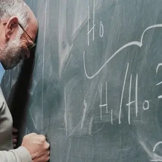 BOTTE ALL'INSEGNANTE | La moda dei genitori 2.0 è negare l'autorità degli educatori: quando i figli controllano la famiglia