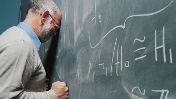 BOTTE ALL'INSEGNANTE | La moda dei genitori 2.0 è negare l'autorità degli educatori: quando i figli controllano la famiglia