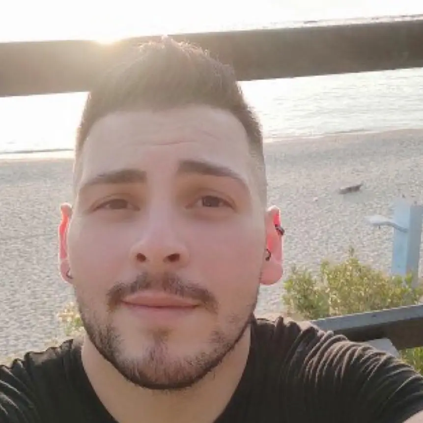 Reggio, il giovane cantante Panetta riparte con \"TZN - Rosso Relativo\"
