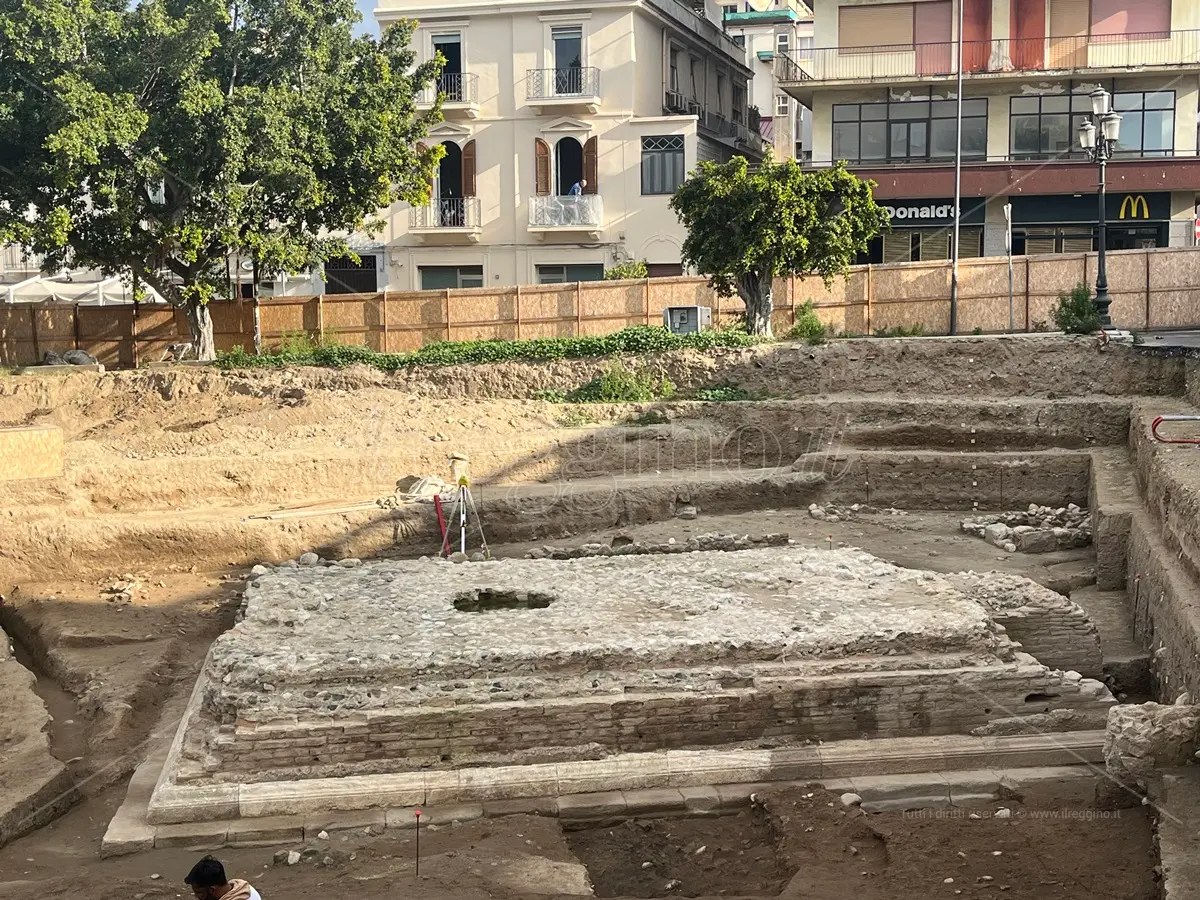 Scavi di piazza Garibaldi a Reggio, Sica: «Siamo vicini alla fossa di fondazione per risalire al periodo di costruzione del tempio» - FOTO