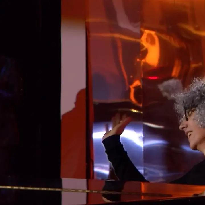 A Sanremo Giovanni Allevi torna al piano: racconta i doni del dolore e suona Tomorrow