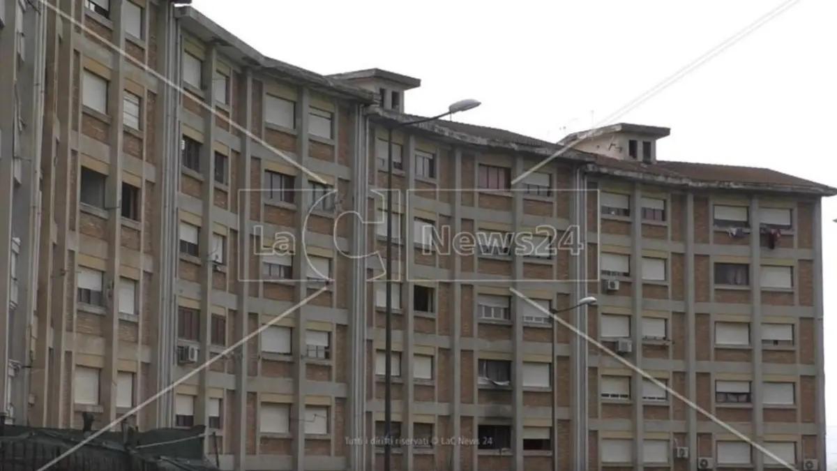 Reggio e il mercato illecito delle case popolari, il pentito Minerva: «Mazzette all’Aterp e ai vigili per evitare i controlli»