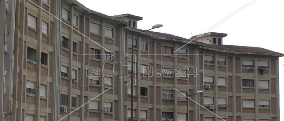 Reggio e il mercato illecito delle case popolari, il pentito Minerva: «Mazzette all’Aterp e ai vigili per evitare i controlli»