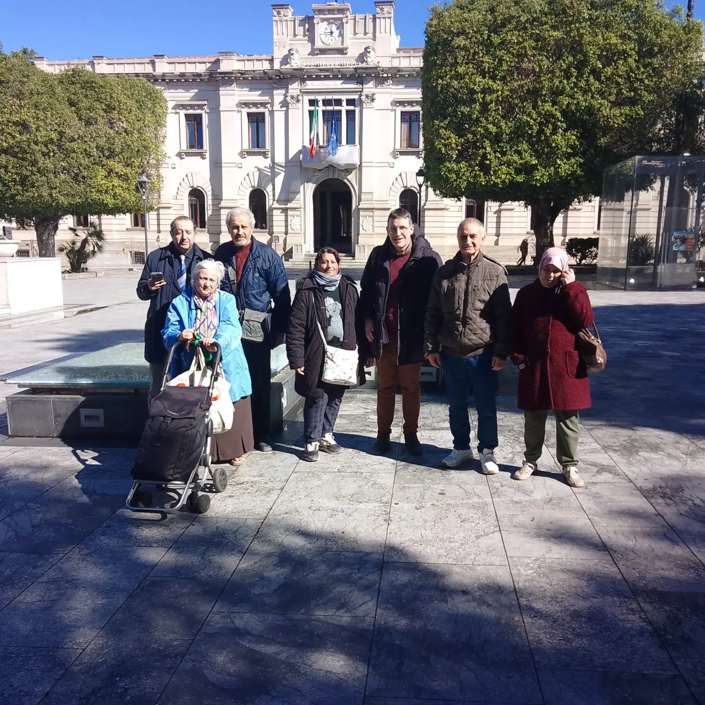 Reggio, Un mondo di mondi in piazza: «Urgente ricostruire la politica degli alloggi la mancanza ha consentito il \"mercato illegale\"»