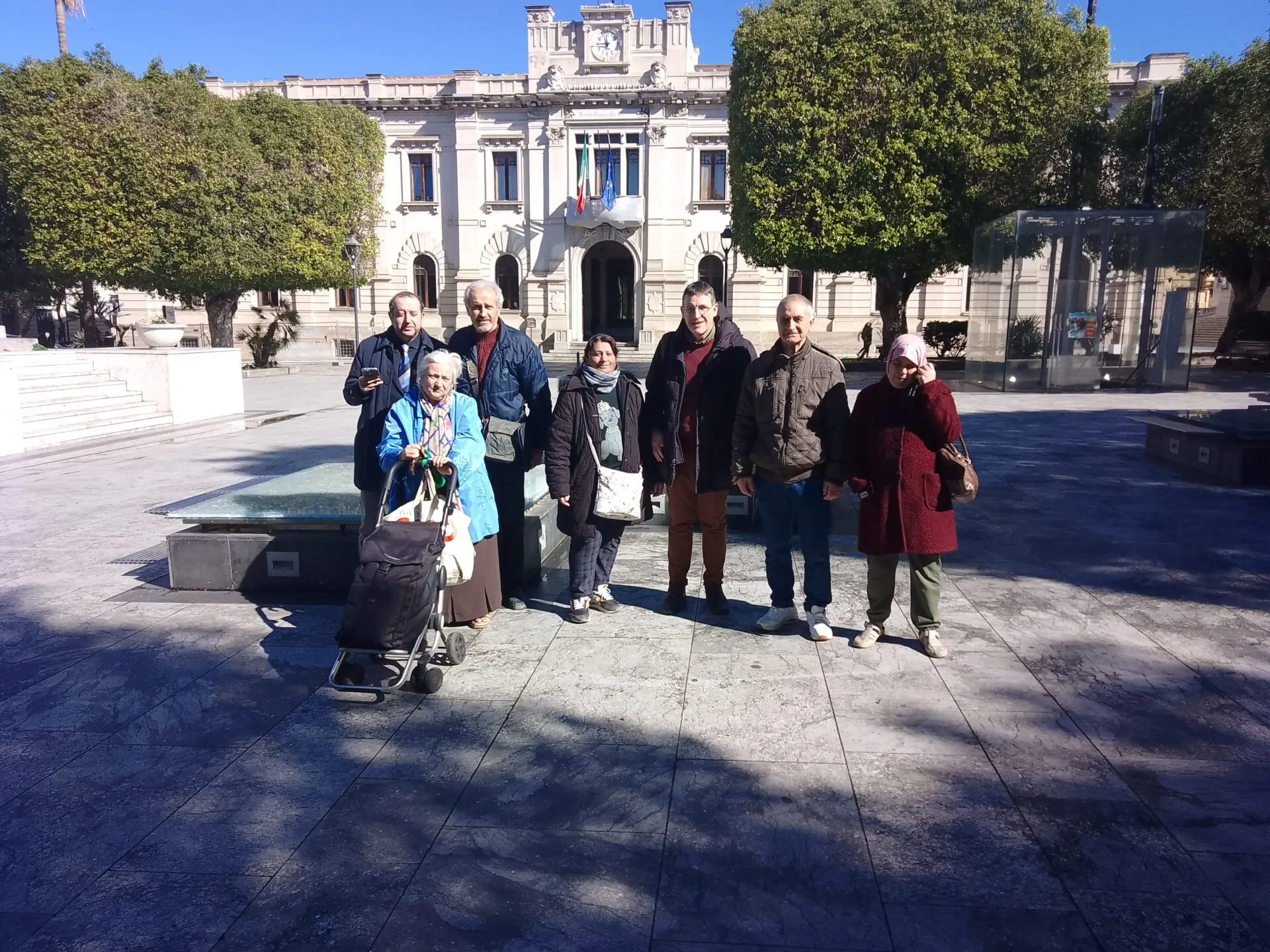 Reggio, Un mondo di mondi in piazza: «Urgente ricostruire la politica degli alloggi la mancanza ha consentito il \"mercato illegale\"»