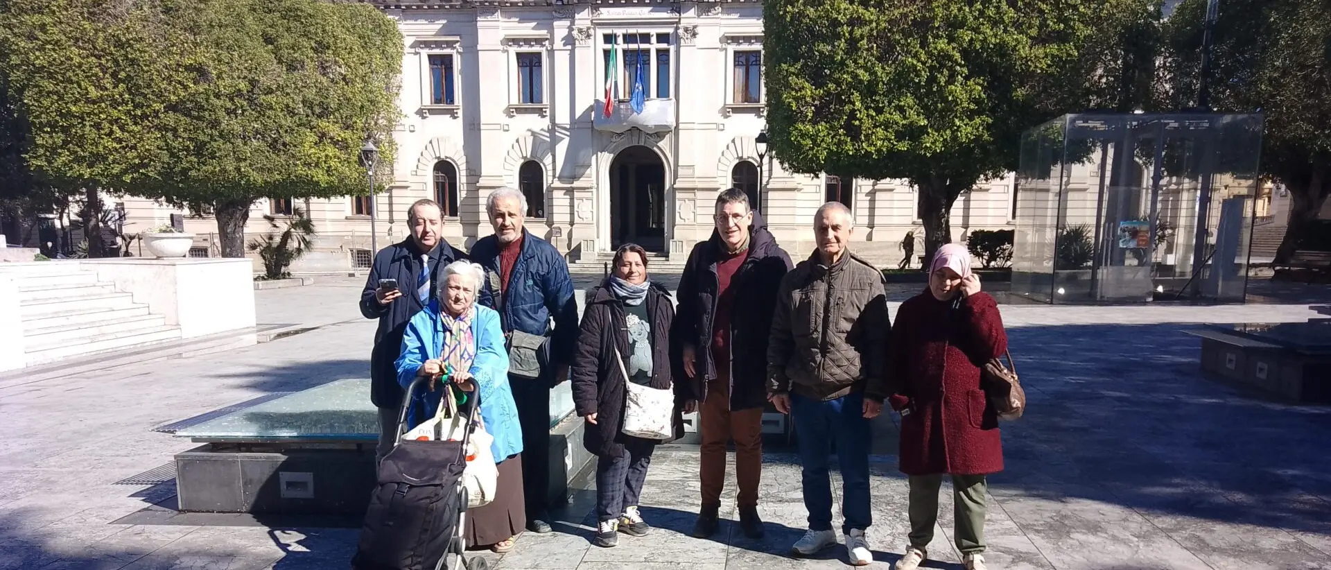 Reggio, Un mondo di mondi in piazza: «Urgente ricostruire la politica degli alloggi la mancanza ha consentito il \"mercato illegale\"»