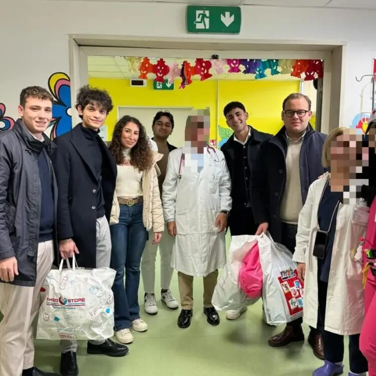 Reggio, l'associazione New Deal dona giocattoli ai bimbi ricoverati al Gom