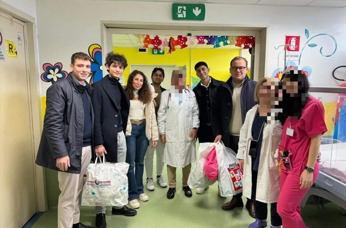 Reggio, l'associazione New Deal dona giocattoli ai bimbi ricoverati al Gom