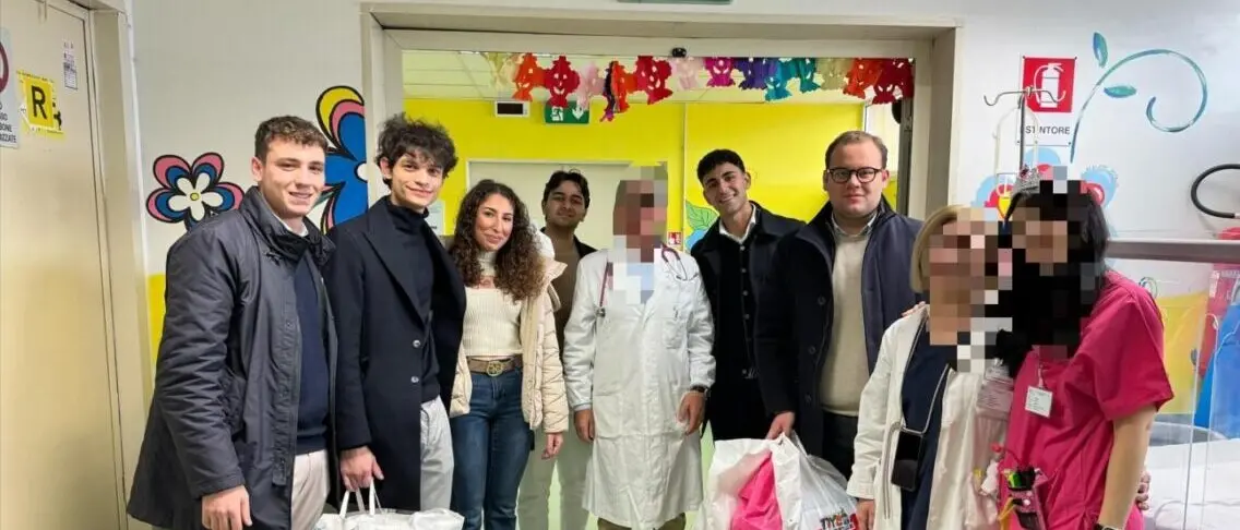 Reggio, l'associazione New Deal dona giocattoli ai bimbi ricoverati al Gom