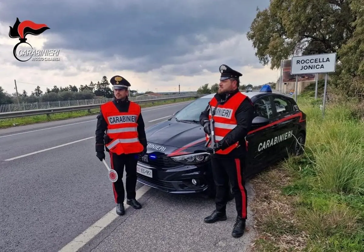 Roccella, droga nascosta in casa nella cavità di un muro: arrestato 61enne