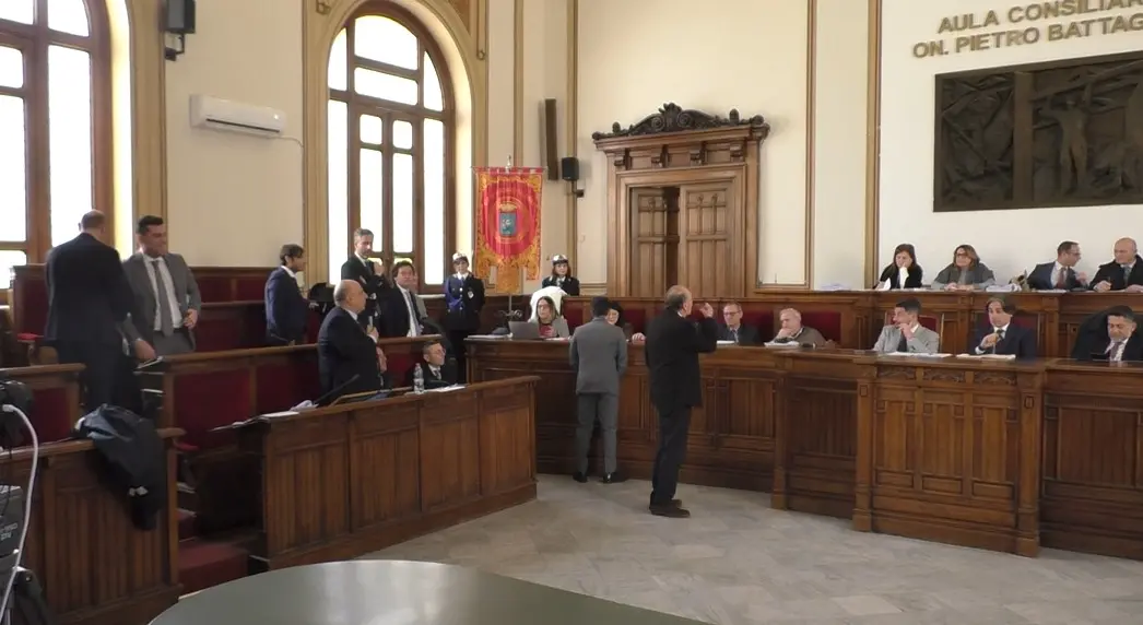 Autonomia differenziata, sì al Consiglio comunale aperto ma il centrodestra abbandona l’aula