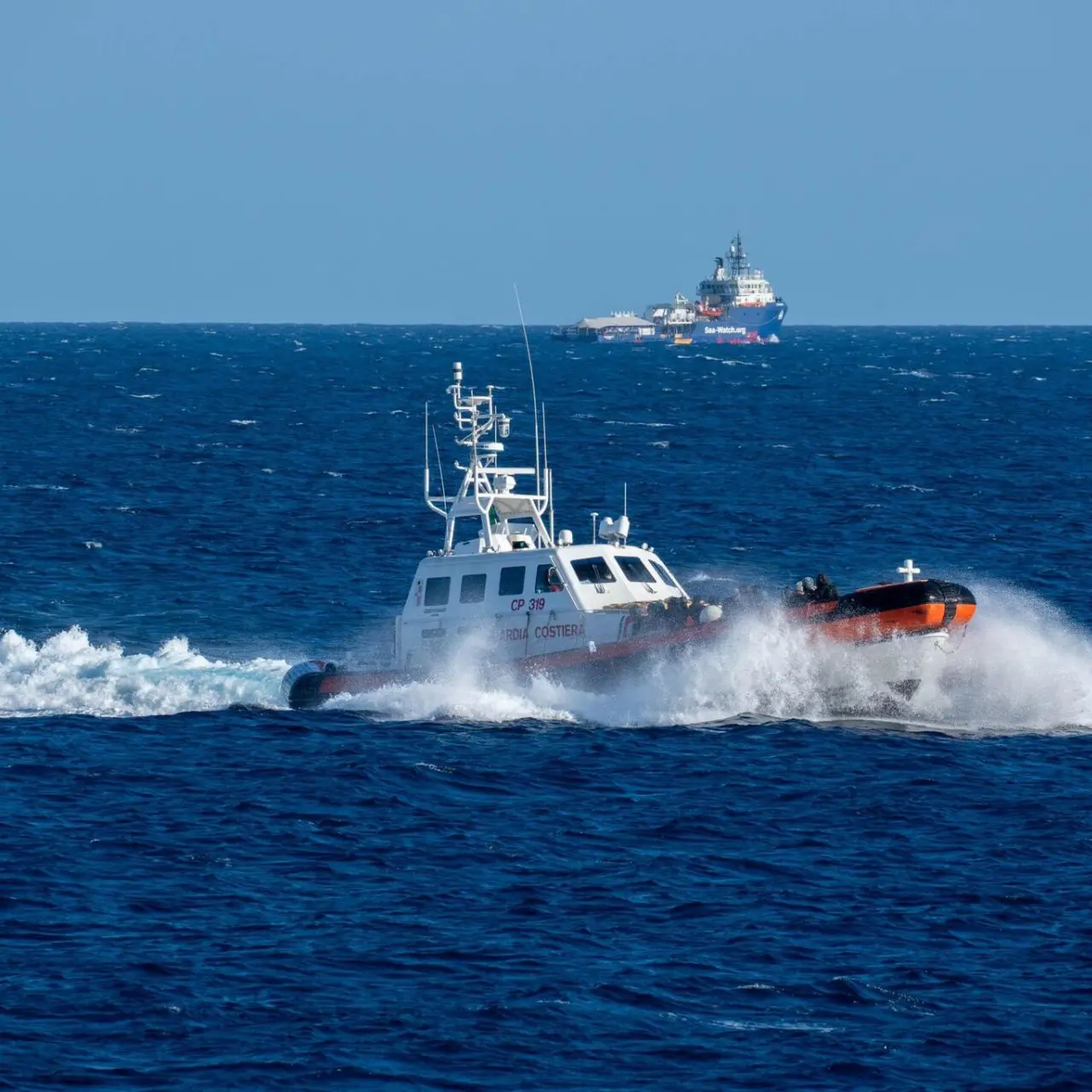 Porto di Reggio, i 70 migranti diretti in Calabria sbarcano a Lampedusa