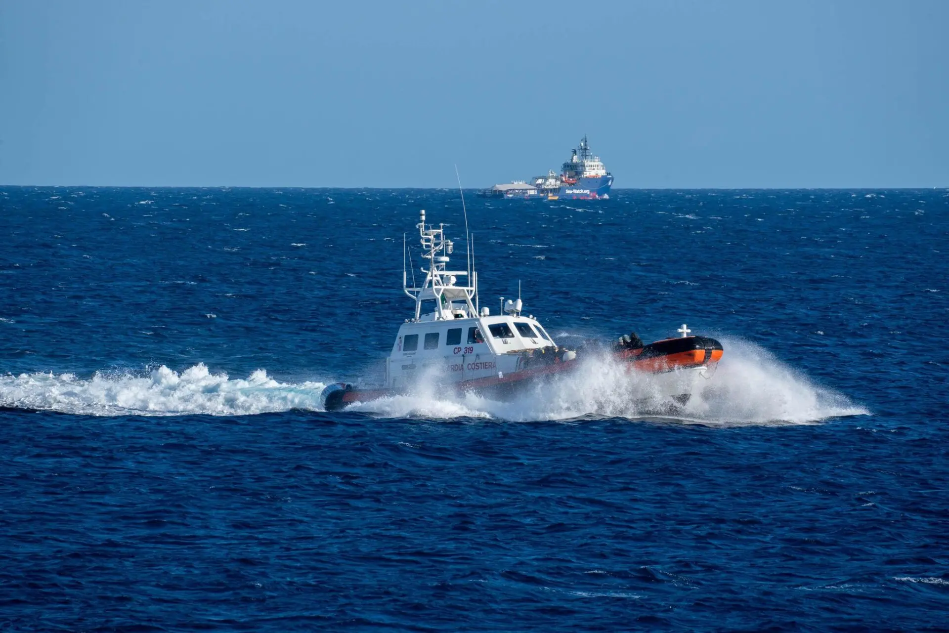 Porto di Reggio, i 70 migranti diretti in Calabria sbarcano a Lampedusa