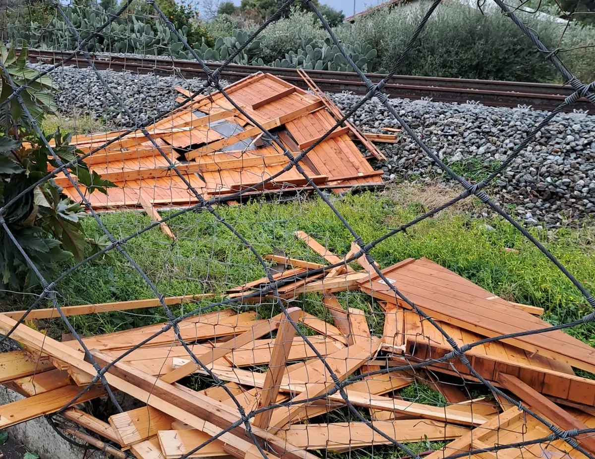 Condofuri, tromba d'aria abbatte casette di legno - FOTO e VIDEO