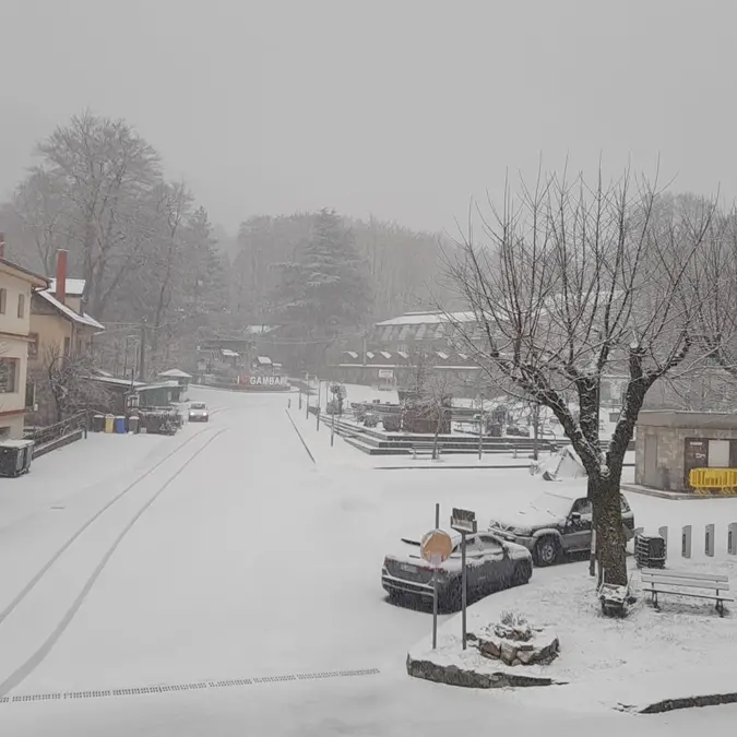 Gambarie si imbianca, ecco la neve di marzo