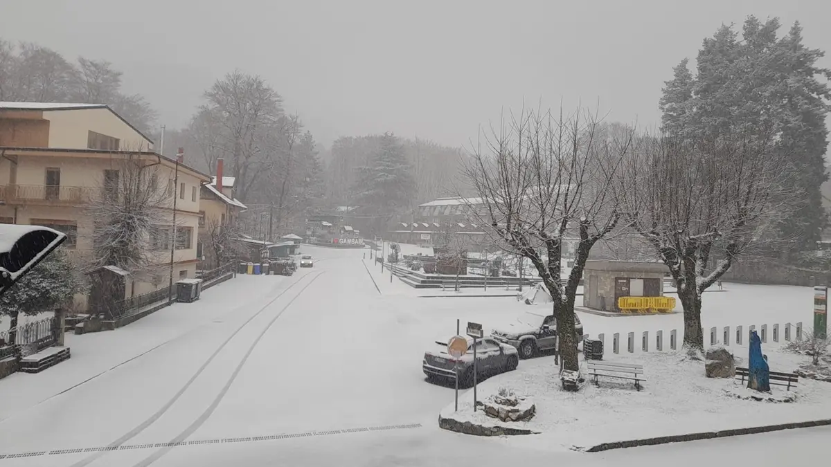 Gambarie si imbianca, ecco la neve di marzo