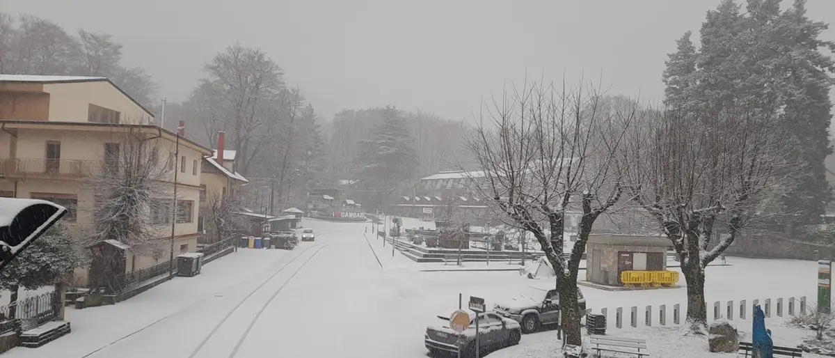 Gambarie si imbianca, ecco la neve di marzo