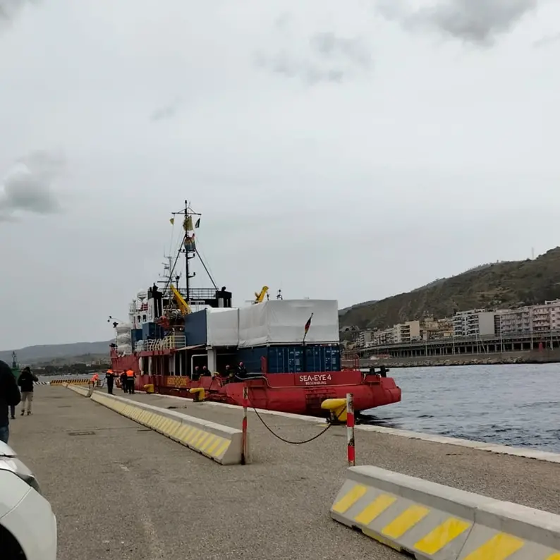 Porto di Reggio, dalla Sea Eye 4 sbarcano 144 migranti