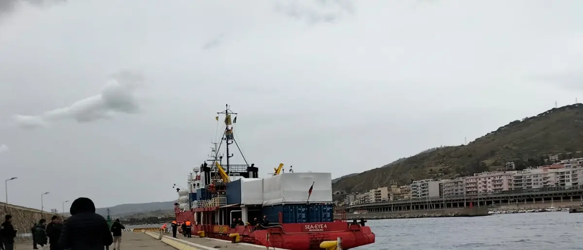 Porto di Reggio, dalla Sea Eye 4 sbarcano 144 migranti