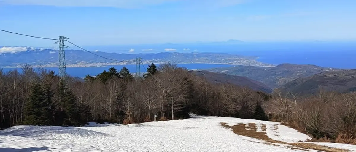 Gambarie, neve insufficiente per sciare in sicurezza: domani giornata godibile dai pedoni
