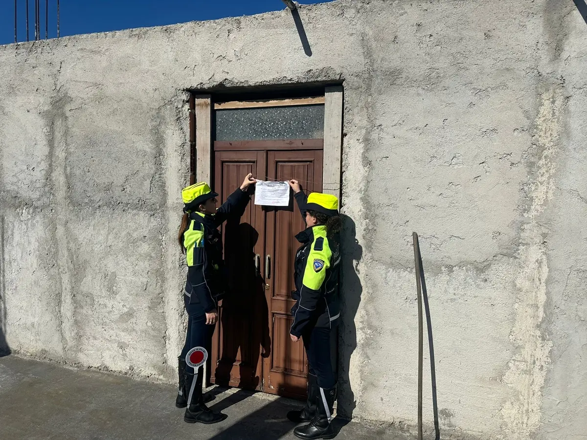 Abusivismo edilizio, la polizia locale di Palmi sequestra 9 fabbricati e denuncia 33 persone