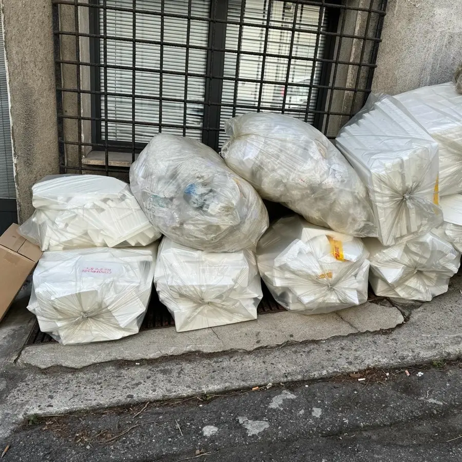 A Reggio spazzatura in ogni angolo della città: la denuncia di un cittadina