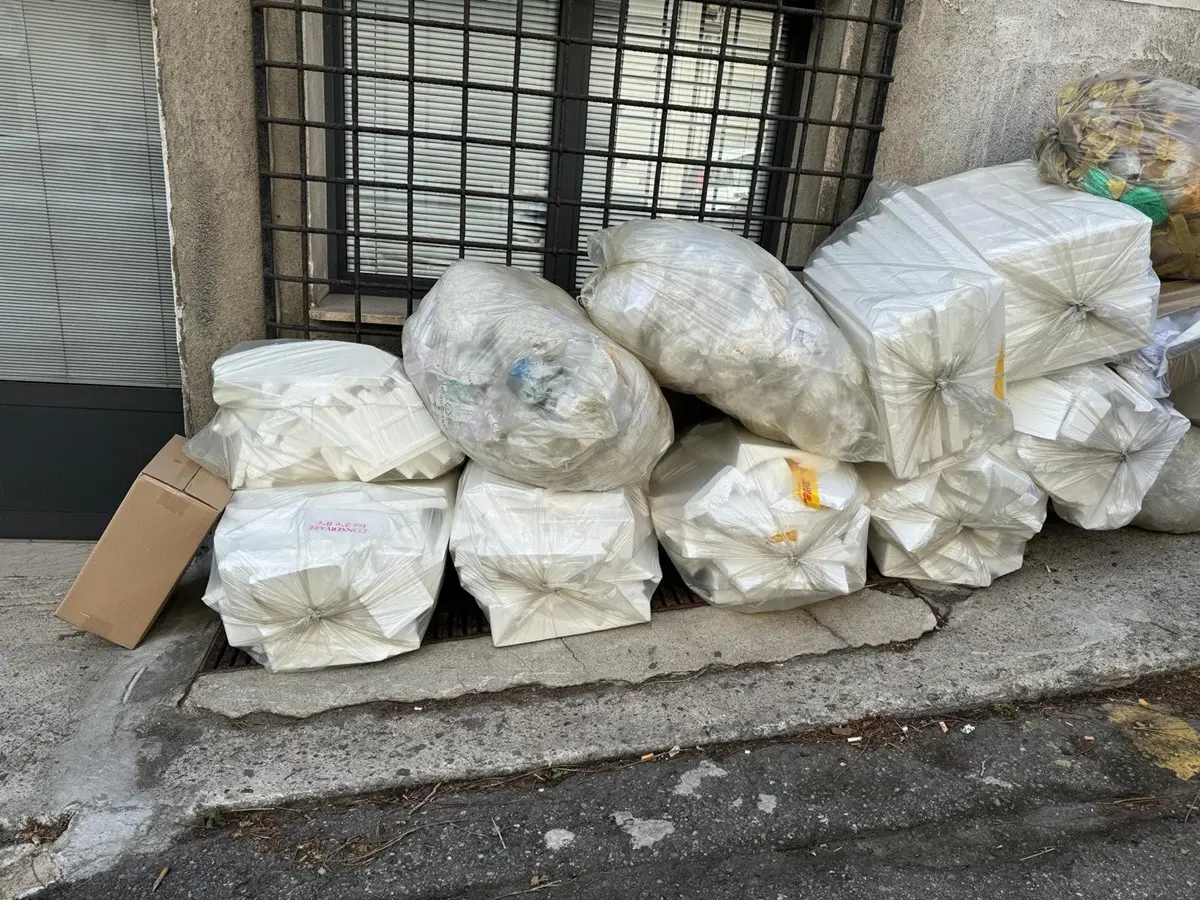 A Reggio spazzatura in ogni angolo della città: la denuncia di un cittadina