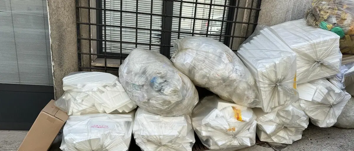 A Reggio spazzatura in ogni angolo della città: la denuncia di un cittadina