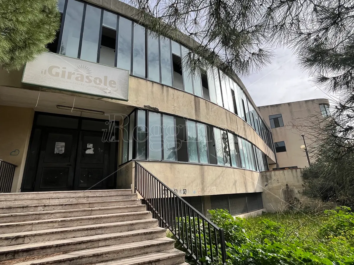 Reggio, il Girasole da oltre due decenni in attesa di essere utilizzato: adesso il Comune prova di nuovo a venderlo - FOTO