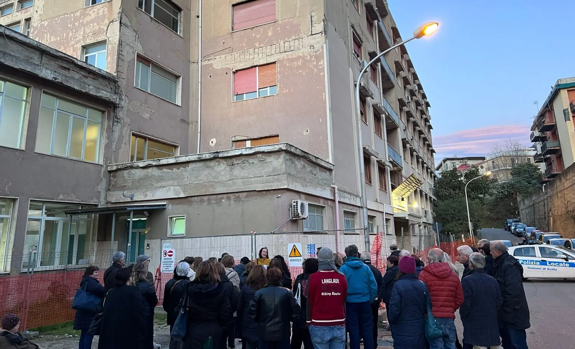 Chiudono il Centro di salute mentale e Allergologia, cittadini in strada contro il continuo smantellamento dell'ex Ospedale di Scilla