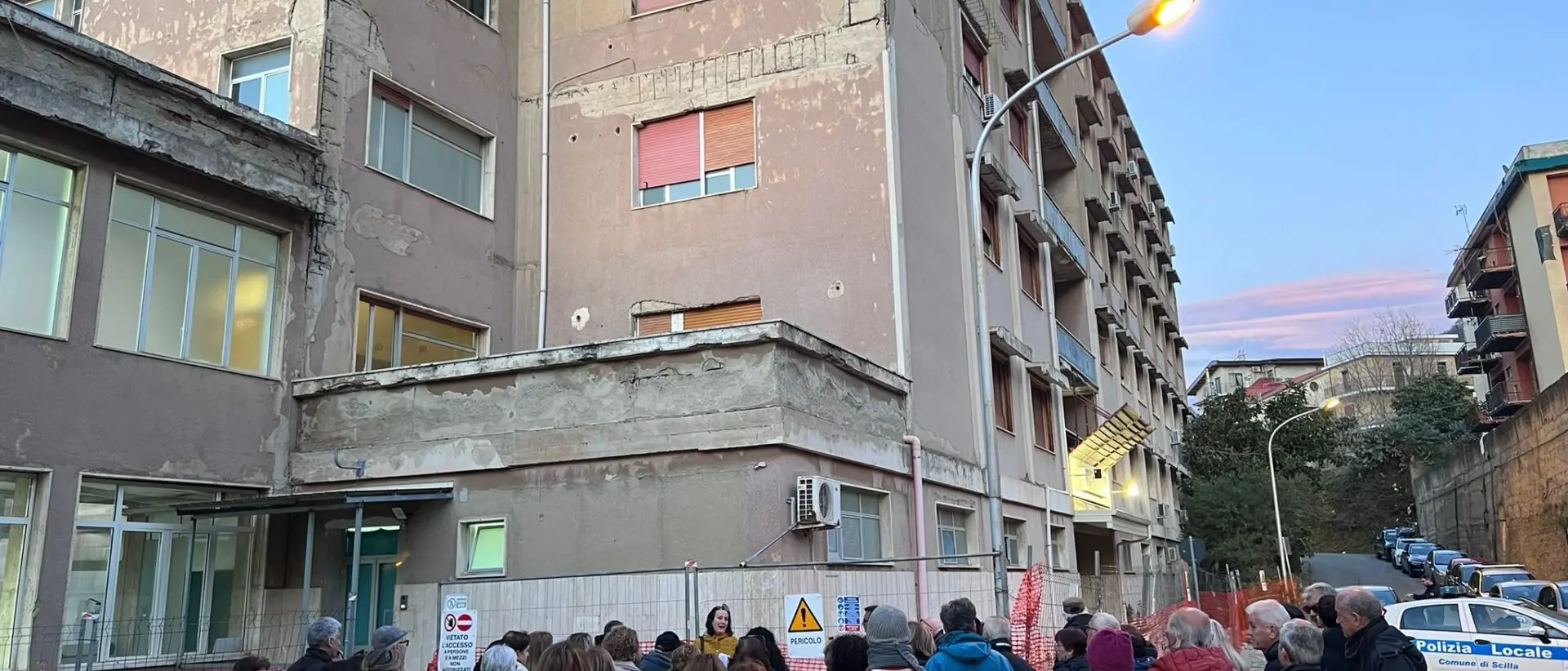 Chiudono il Centro di salute mentale e Allergologia, cittadini in strada contro il continuo smantellamento dell'ex Ospedale di Scilla