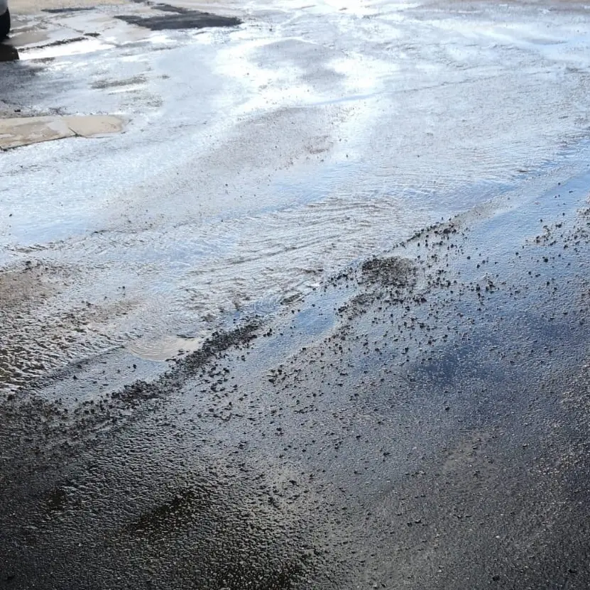 Reggio, la denuncia: «Una nuova perdita di acqua dove il Comune era intervenuto»