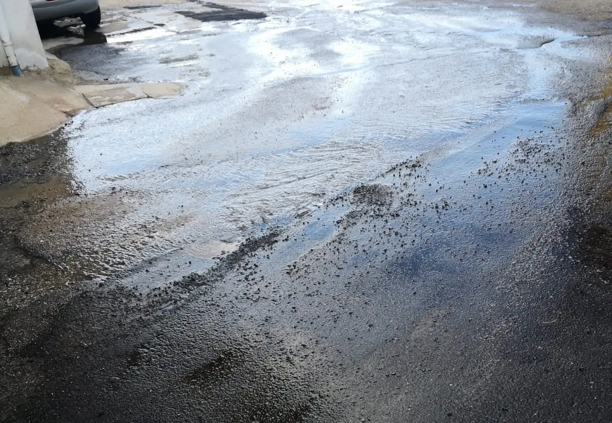 Reggio, la denuncia: «Una nuova perdita di acqua dove il Comune era intervenuto»
