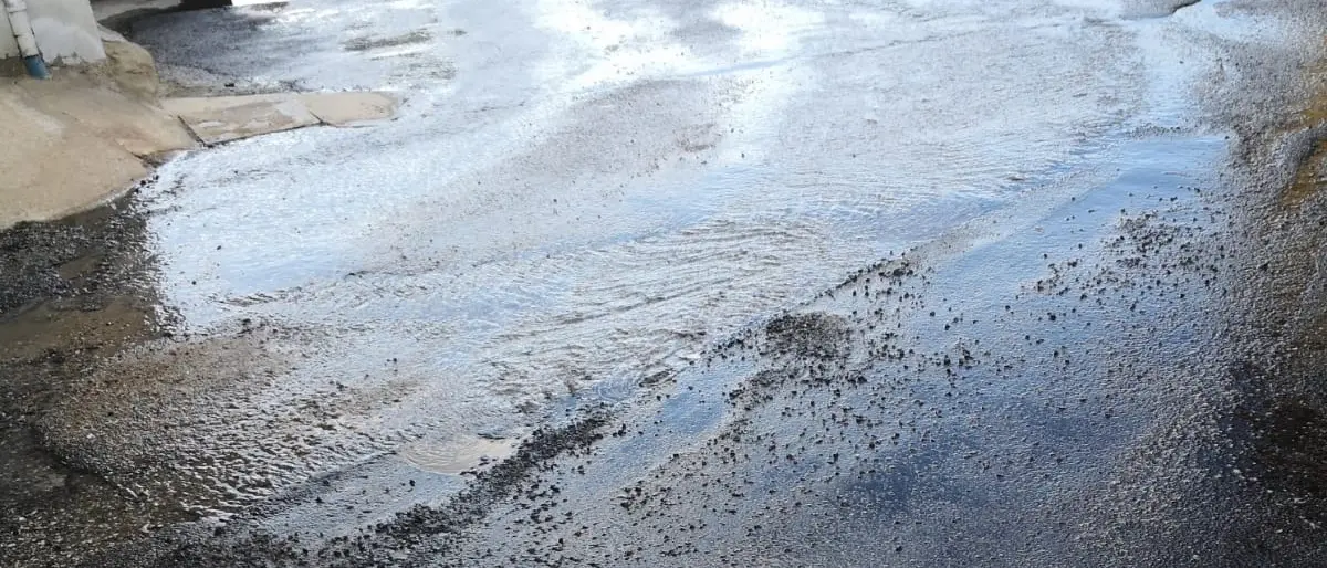 Reggio, la denuncia: «Una nuova perdita di acqua dove il Comune era intervenuto»