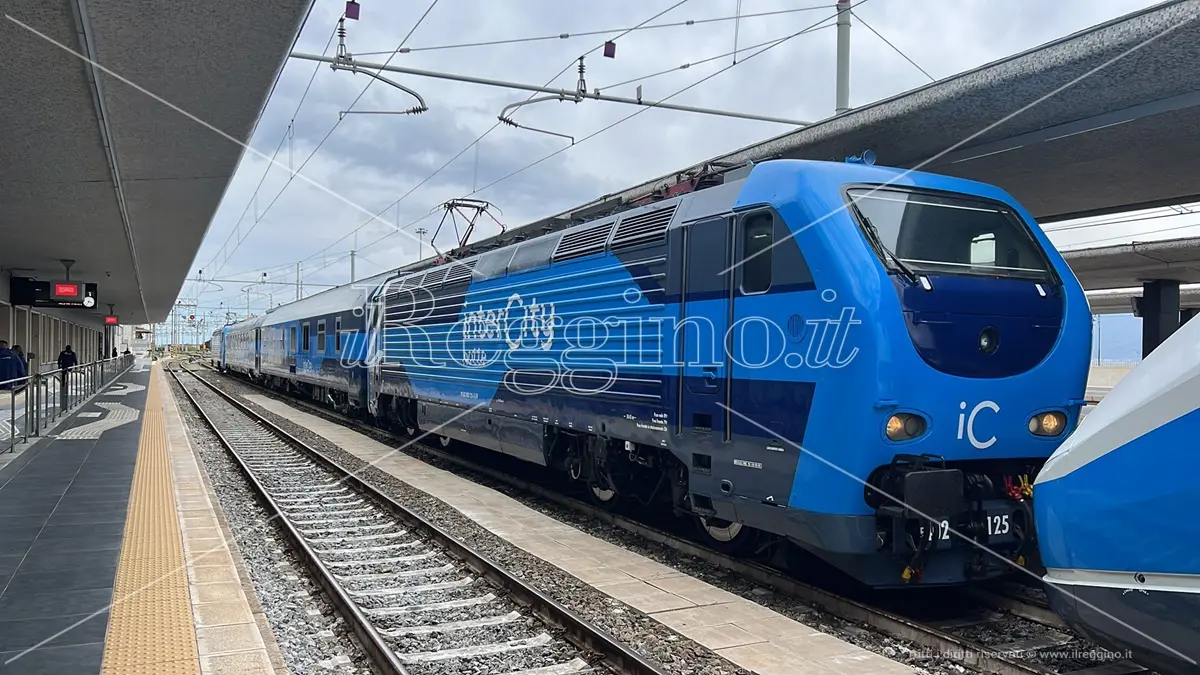 Danni da maltempo al Sud, treni cancellati e ritardi di ore sulla linea Salerno - Reggio Calabria