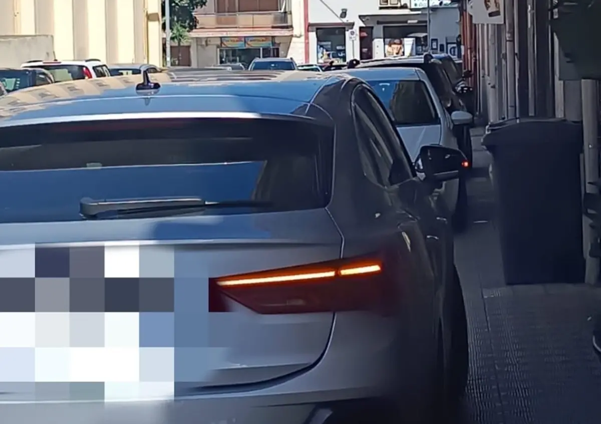 Reggio, Lombini su soste selvagge davanti alle scuole: «Vigili urbani anche all'orario di uscita»