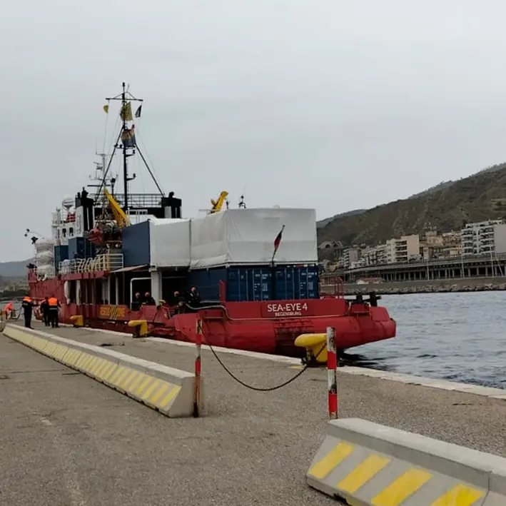 Sea Eye 4 \"fermata\" a Reggio, l'equipaggio interpella il ministro Wissing: «Bloccati in Italia, il governo tedesco intervenga»