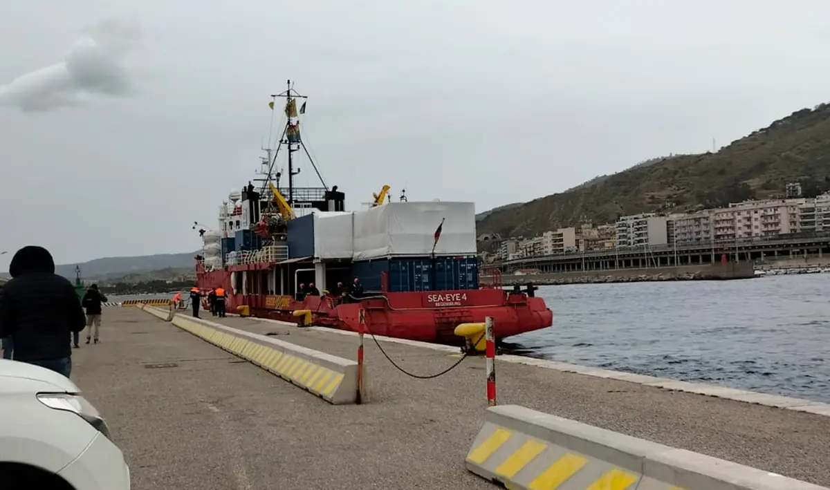Sea Eye 4 \"fermata\" a Reggio, l'equipaggio interpella il ministro Wissing: «Bloccati in Italia, il governo tedesco intervenga»