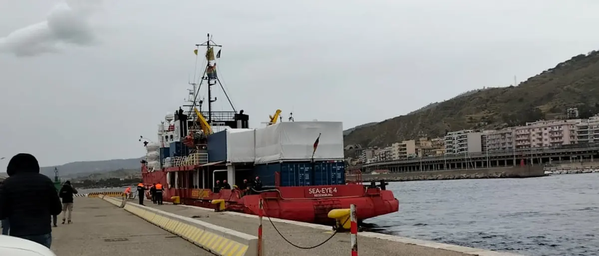 Sea Eye 4 \"fermata\" a Reggio, l'equipaggio interpella il ministro Wissing: «Bloccati in Italia, il governo tedesco intervenga»