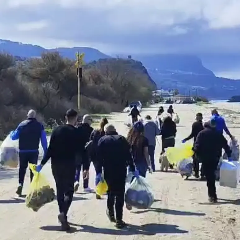 Spiagge libere da 4.000 chili di plastica e rifiuti grazie a volontari e detenuti nel reggino