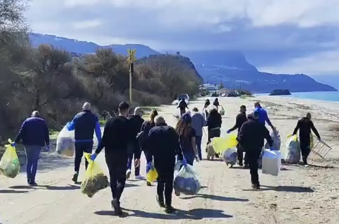 Spiagge libere da 4.000 chili di plastica e rifiuti grazie a volontari e detenuti nel reggino