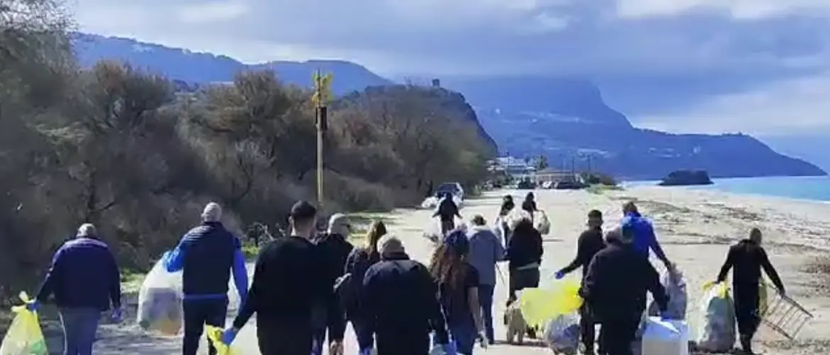 Spiagge libere da 4.000 chili di plastica e rifiuti grazie a volontari e detenuti nel reggino